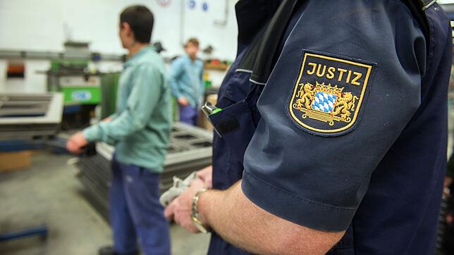 In deutschen Gefängnissen – wie hier in Bayern – herrscht für die meisten Häftlinge eine Arbeitspflicht. Die Stundenlöhne sind aber im ...