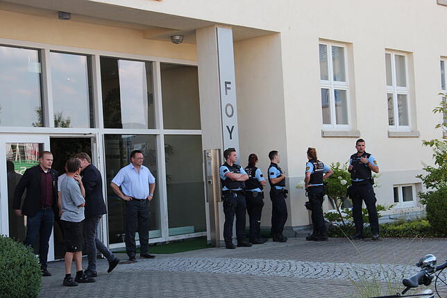 Die Polizei sichert den Eingang des RIZ und überwacht die Lage.