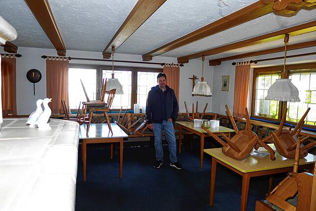 Jochen Kirchmann, hier im leeren Gastraum der Linde in Oberhomberg, sieht noch keinen Silberstreif am Horizont für Gastronomie und ...