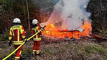 Bild : Blaulichtreport: Bauwagen brennet lichterloh, Rettungshubschrauber im Einsatz