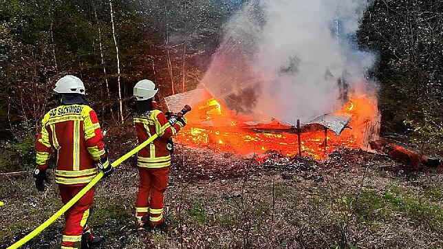 Bild : Blaulichtreport: Bauwagen brennet lichterloh, Rettungshubschrauber im Einsatz