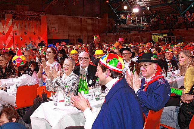 Beste Laune herrschte beim Publikum in der Jahnhalle, wie hier am Tisch mit den Ehrengästen um Bürgermeister Rainer Stolz und den ...