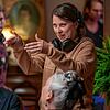 Maria Brendle gibt bei einer Szene Regie-Anweisungen. Die Regisseurin aus dem Hegau dreht aktuell in St. Gallen ihren ersten Kinofilm.