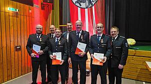 Die Feuerwehr Ühlingen-Birkendorf zeichnet mehrere Mitglieder aus (von links): Roland Ebner, Kommandant Oliver Kraus, Slava Bedzoldt, ...