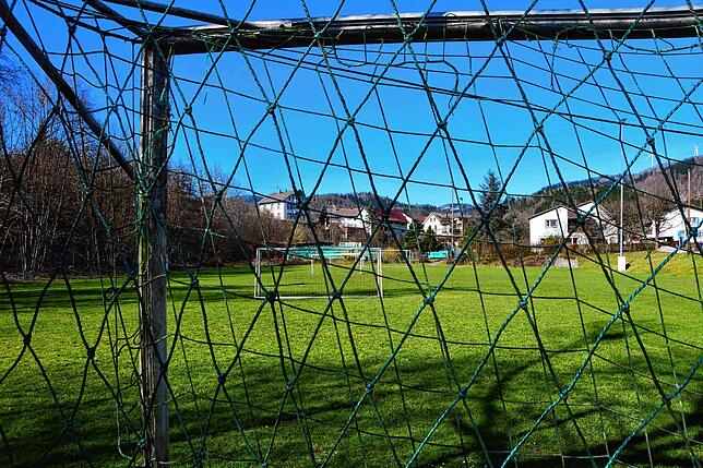 Neue Nutzung: Sein kleines früheres Spielfeld will der SV Hasel in einen Kleinfeld-Kunstrasenplatz umbauen. Das Foto ist im März 2021 ...