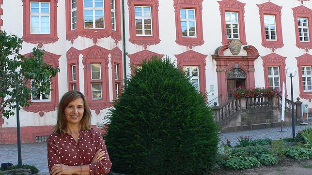 Kulturreferentin Susanna Heim vor Schloss Bonndor, dem Kulturzentrum des Landkreises Waldshutf.