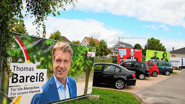 Mit großformatigen Plakaten werben CDU, SPD und die Grünen beim Meßkircher Stachus um Stimmen für die Bundestagswahl am 26. September.