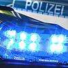 Ein Blaulicht leuchtet am auf dem Dach eines Polizeiwagens.