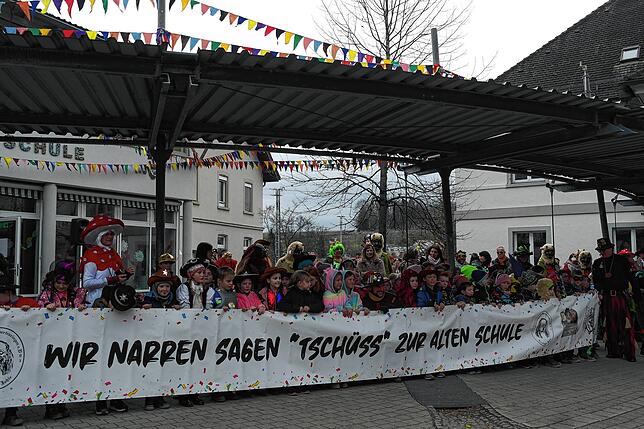 Wir sind raus aus der Nummer: Auch wenn der Umzug noch nicht abzusehen ist, verabschieden sich die Narren von der alten Schule.