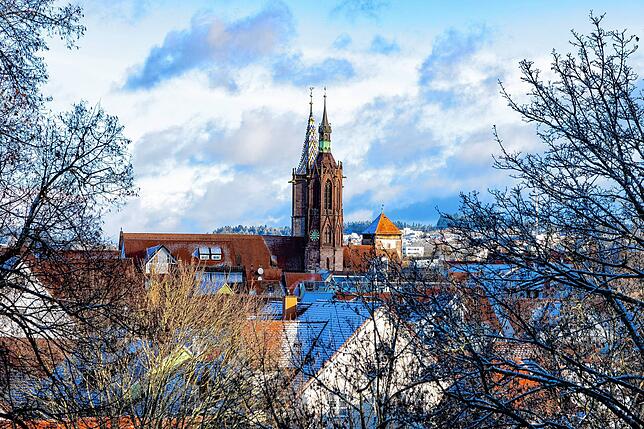 Zarter weißer Pulverschnee liegt auf den Hausdächern in der Villinger Innenstadt.