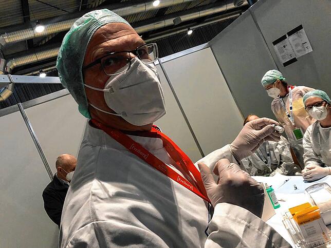Ein Team aus Medizinern bereitet den Impfstoff für den Einsatz vor.