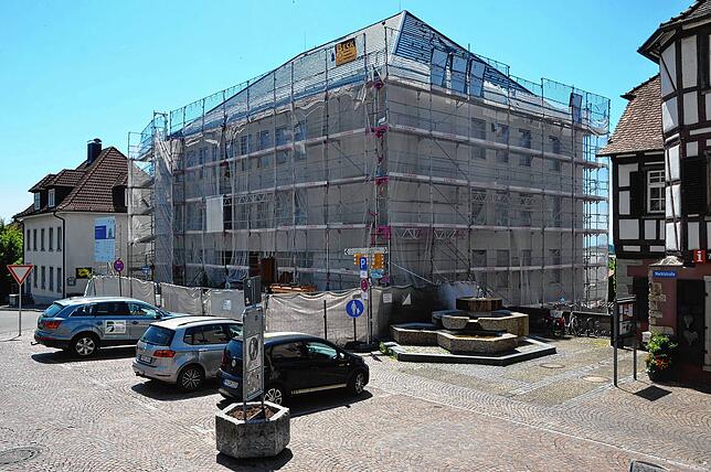Der Rathausbrunnen beziehungsweise ein erst noch neu zu gestaltender Nachfolger soll in Richtung Straßenmitte verschoben werden.