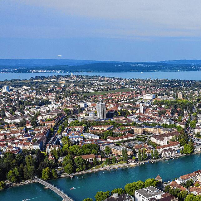 (Archivbild 2020) Ein Blick von oben: rechts ist die Altstadt zu sehen, links über dem Seerhein ein Teil von Petershausen-West.