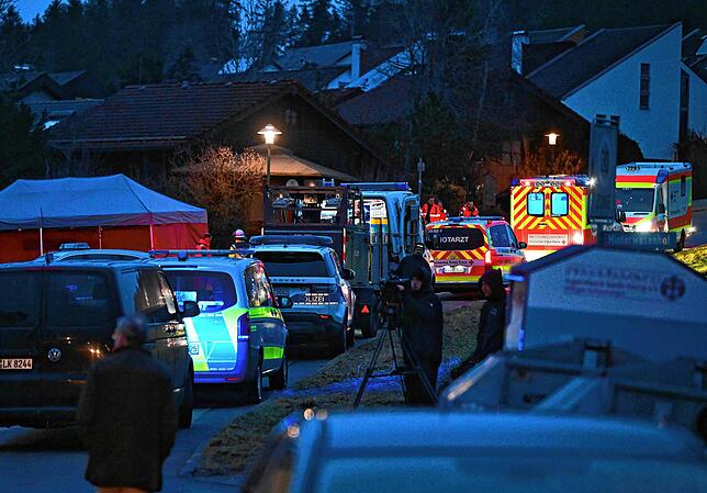 Einsatzkräfte der Polizei, der Feuerwehr und der Rettungsdienste im Wohngebiet in Unterkirnach am Dienstagabend.