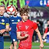 Der Rielasinger Marcel Klein (rechts) versucht hier einen Schuss von Heiko Behr abzublocken. Der SC Pfullendorf gewann überraschend 2:0 ...