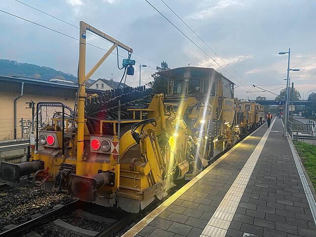 Mit großem Gerät wird derzeit an den Gleisen und Schwellen auf der Bahnstrecke zwischen Singen und Engen gearbeitet.