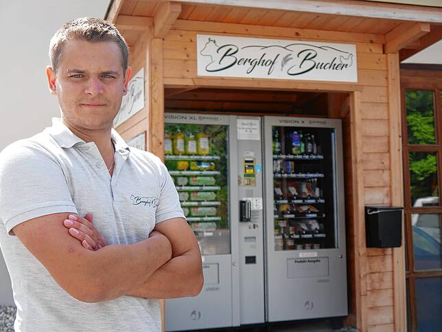 (Archivbild von 2022) Lukas Bucher vom Berghof in Hilzingen hat sich über die Vandalen, die seinen Verkaufsautomaten mehrfach beschädigt ...