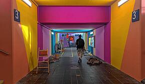 Der Bahnhof Singen wird bunt, Künstler Bert Binnig übernimmt die Gestaltung im Auftrag der Deutschen Bahn.