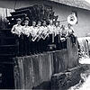 Eine Formation des Musikvereins Ahausen stellte sich 1969 zur Erinnerung vor das damals noch Wasser tragende Mühlenrad.