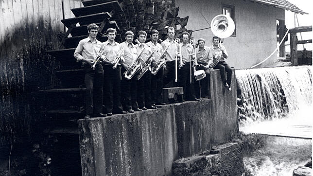 Eine Formation des Musikvereins Ahausen stellte sich 1969 zur Erinnerung vor das damals noch Wasser tragende Mühlenrad.