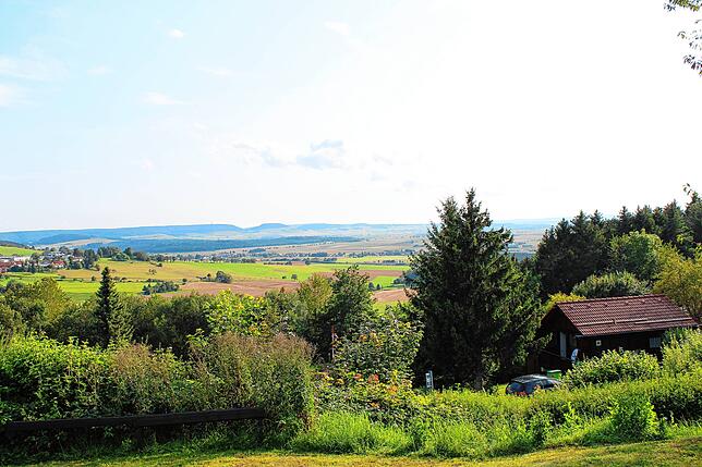 Das Feriendorf ist eine grüne Idylle – hier im Sommer 2021 aufgenommen.
