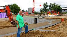 Vorfreude erfasst Engelbert Sittler auf der Baustelle in Herdwangen, wo derzeit die ersten Gebäude für das neue Seniorenzentrum ...