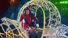 Neulich noch auf der Mainau, jetzt vor dem Stockacher Bürgerhaus Adler Post: Der Stockacher Erznarr Hans Kuony (Roland Drews) hat es ...