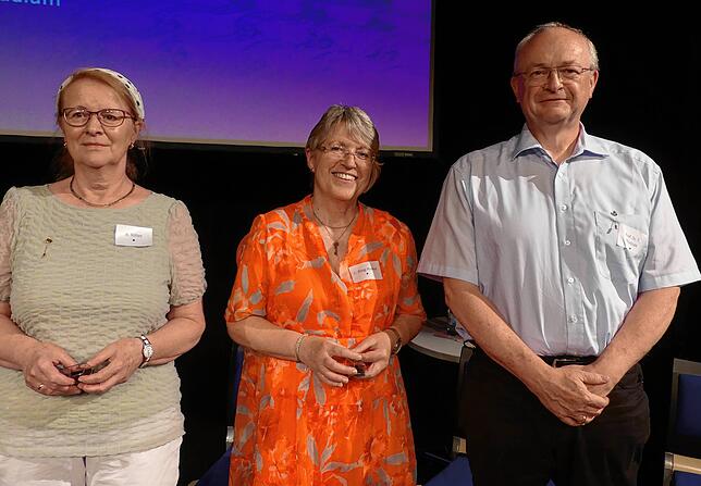 Die Lehrbeauftragten Ruth Ritter, Cornelia Rieg-Rieker und Professor Thomas Thudium (v.l.) werden für langjährig Lehrtätigkeit an der ...