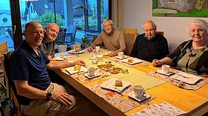 Die amerikanischen Ruedes und die deutschen Rüdes beim Nachmittagskaffee (von links): Brian Ruede, Keith Ruede, Wilfried Rüde, ...