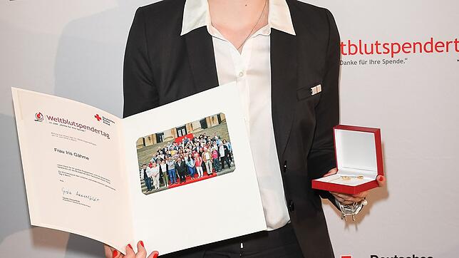 Iris Gähme mit Urkunde und Ehrennadel. Auch sie war mit dabei bei der hohen Auszeichnung für Blutspender in Berlin.