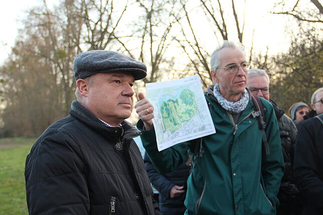 Investor Bernd Schuler (links) und Eberhard Klein vom Nabu Bodenseezentrum müssen sich viel Kritik anhören.