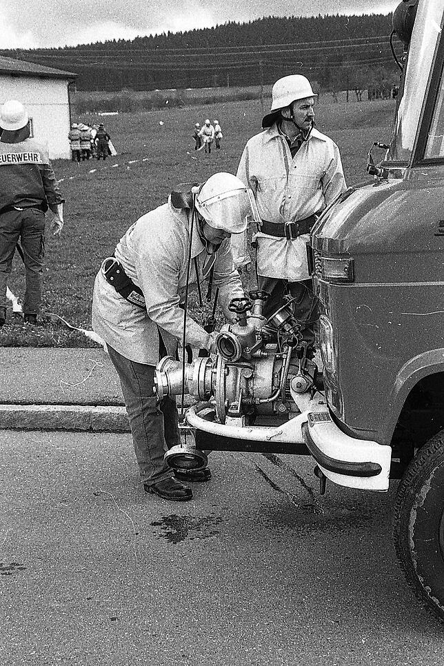 Feuertaufe für das „neue“ Unterbränder Fahrzeug an der Gesamtwehrprobe am 17.April 1999 in Waldhausen. Übungsobjekt war die ...