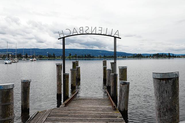 Das Wasser des Bodensees übersteigt die Schiffsanlegestelle „Lände“ in Allensbach. Eine Gefahr geht hier vom hohen Bodenseepegel ...