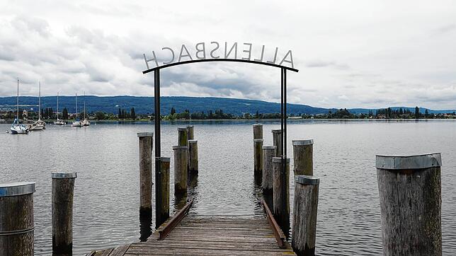 Das Wasser des Bodensees übersteigt die Schiffsanlegestelle „Lände“ in Allensbach. Eine Gefahr geht hier vom hohen Bodenseepegel ...
