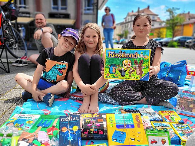 Emil, Emma und Emelie (von links) sind mit den Geschäften beim Kinderflohmarkt sehr zufrieden. Die Erlöse aus dem Verkauf ihrer ...