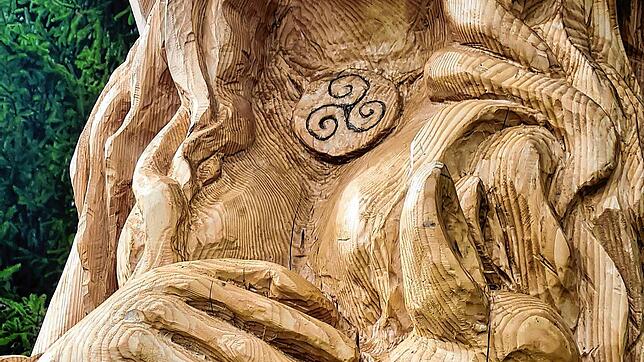 Eine Skulptur der mystischen Göttin Abnoba im Hinterzartner Hochmoor, geschaffen von Thomas Rees. Bild: Werner F. Müller