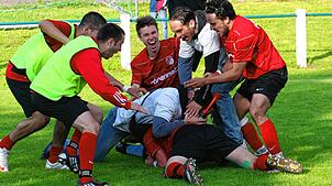 Letzter Landesliga-Aufstieg: Unter der Traube verbirgt sich Sven Oertel, der für den FC Wehr am 19. Juni 2010 in der Relegation bei der ...