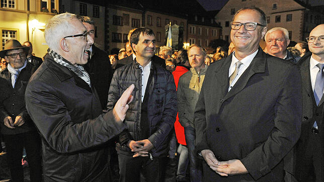 Ein strahlender Sieger der Oberbürgermeister-Wahl, Jürgen Roth (rechts), und ein Noch-Oberbürgermeister, Rupert Kubon (links), der sich ...