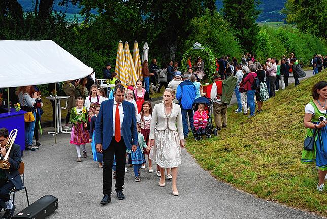 Mara Stoll, Weinprinzessin 2018 / 2019 und Martin Stoll führen den Umzug durch die Weinberge an.