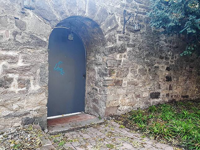 Der Zugang durch die Stadtmauer zum Innenhof des Restaurants ist in dieser Konstellation in der Stadt einmalig. Private Durchgänge durch ...