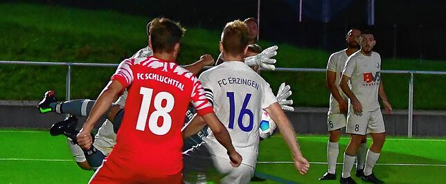 Kaum zu erkennen: Nach einem Freistoß springt der Ball an den Arm des Erzingers Felix Uhl (Nr. 16), den reklamierten Handelfmeter ...