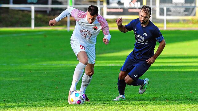 Laufduell zwischen Darko Anic (Türk. SV Singen, links) und Yannick Stadelhofer. Der SV hatte höhere Spielanteile als die Gäste aus SG ...