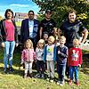 Erzieherin Klara Geng (von links), Bürgermeister Jan Albicker, Matthias Ebner und Jakob Ebi freuen sich mit den Kindern der Kita ...