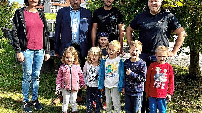 Erzieherin Klara Geng (von links), Bürgermeister Jan Albicker, Matthias Ebner und Jakob Ebi freuen sich mit den Kindern der Kita ...