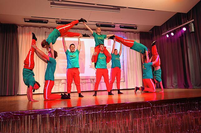 Mit beeindruckender Akrobatik begeistert die Showtanzgruppe Weiherbachhexen aus Wolterdingen.
