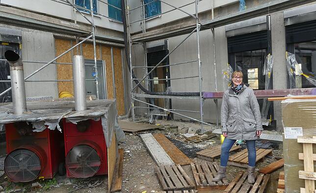 Starke Heizgeräte pumpen Warmluft in das neue Ärztehaus, damit die Trockenbauer arbeiten können, so Projektleiterin Ina Hampel.