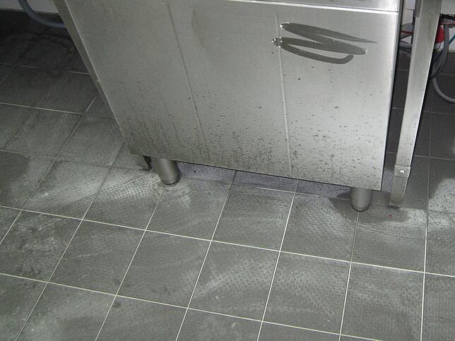 Aus dem Archiv des Veterinäramtes: Hier beanstandeten die Kontrolleure die Bodeninstandsetzung im laufenden Betrieb.