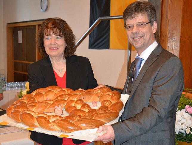 Bürgermeisterstellverteterin Christiane Oßwald überreicht Bürgermeister Georg Riedmann die traditionelle Neujahrsbrezel, dekoriert mit ...