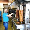 Celik Diaddi und Mohamed Rami, der ihn am Montag zwei Stunden geholfen hat.