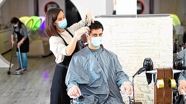 Wer einen Friseurtermin wahrnehmen möchte, wie in diesem Beispielfoto muss jetzt einen aktuellen Schnelltest vorweisen.
